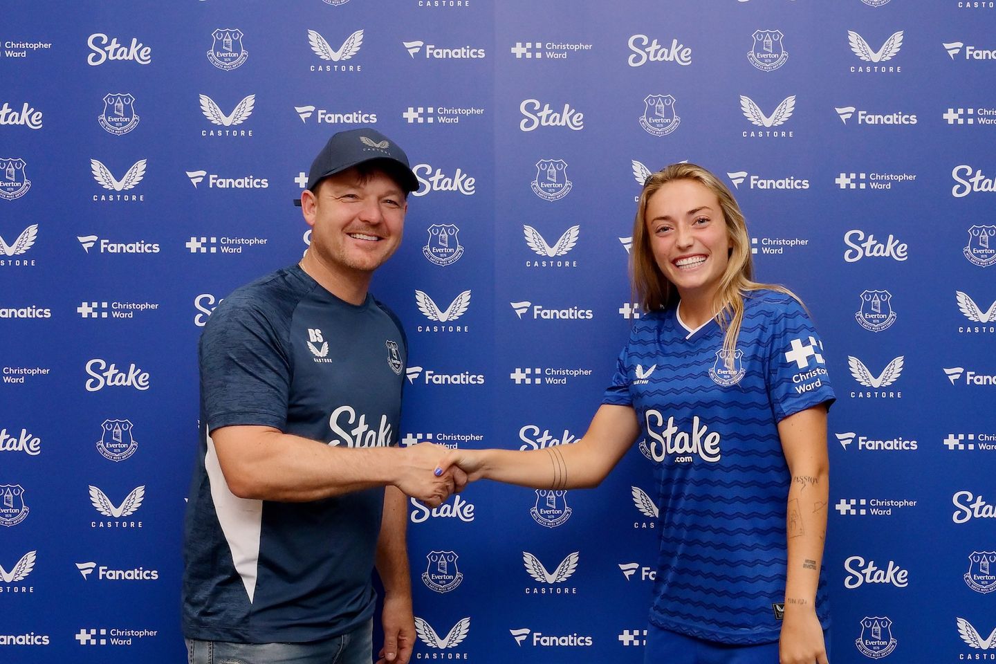 Brian Sørensen og Ornella Vignola giver hinanden hånden i Everton.