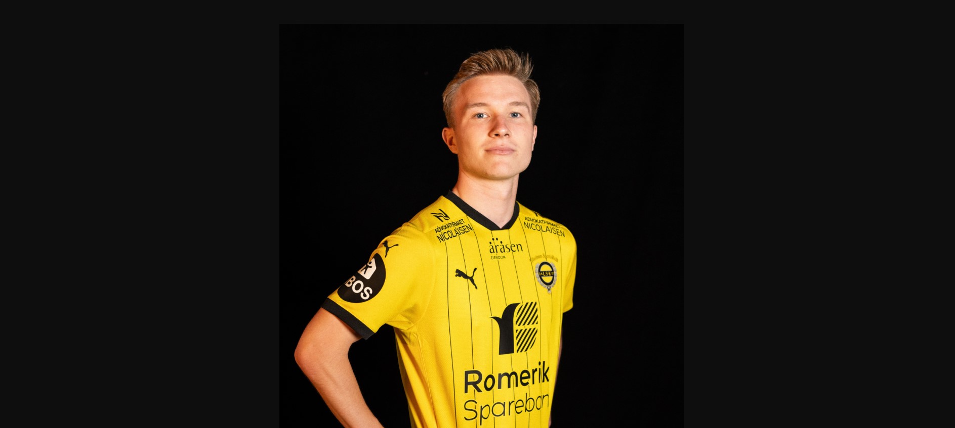 Frederik Elkær poserer i Lillestrøm-trøjen