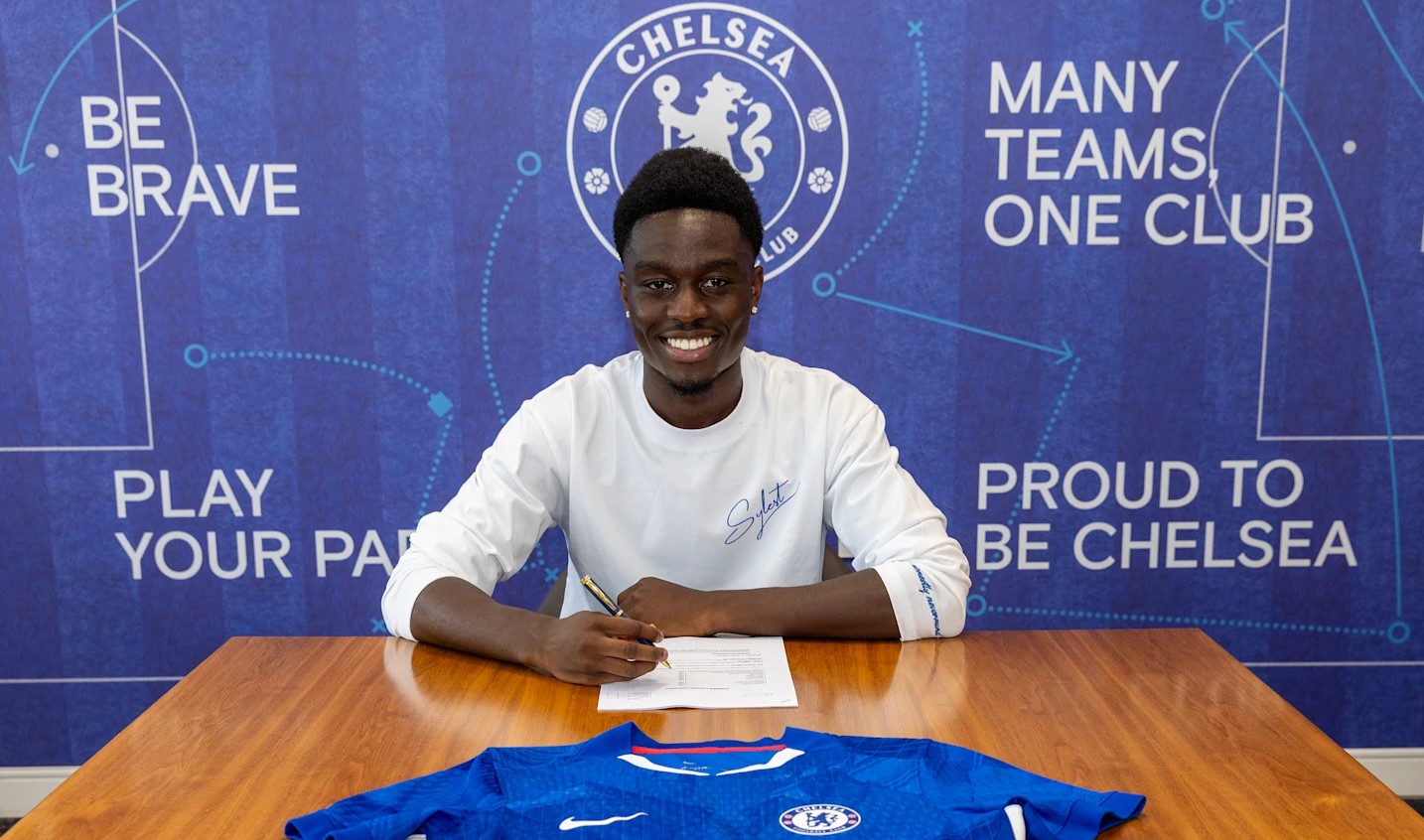 Genesis Antwi underskriver ny kontrakt i Chelsea