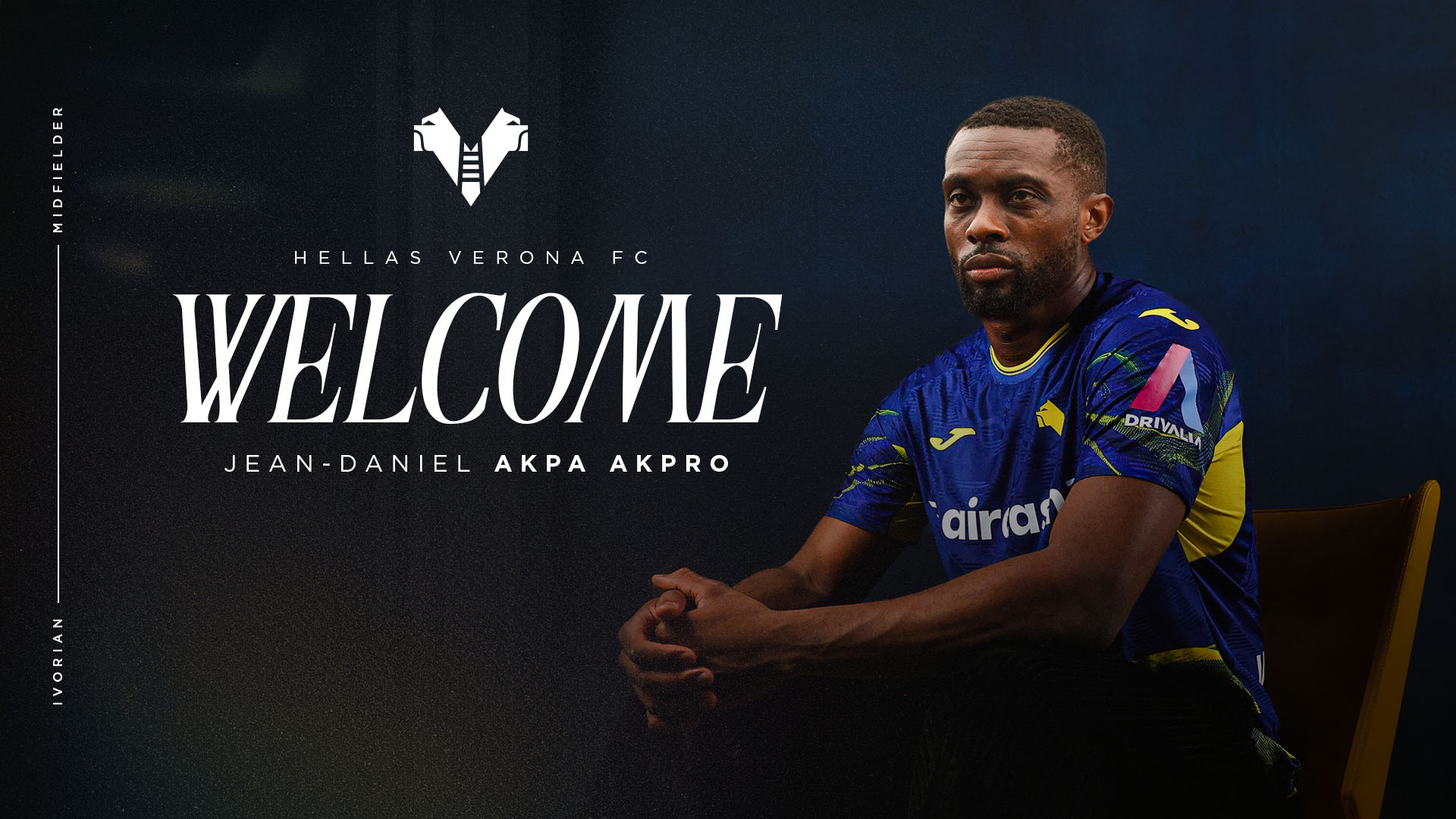 Jean-Daniel Akpa Akpro poserer med tilhørende grafik for Hellas Verona.