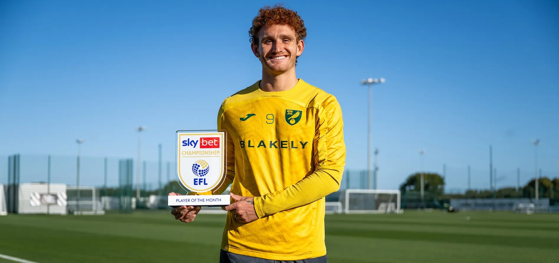 Josh Sargent poserer med månedens spiller-trofæ
