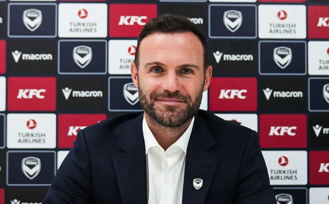 Juan Mata skriver under på kontrakt i Melbourne Victory.