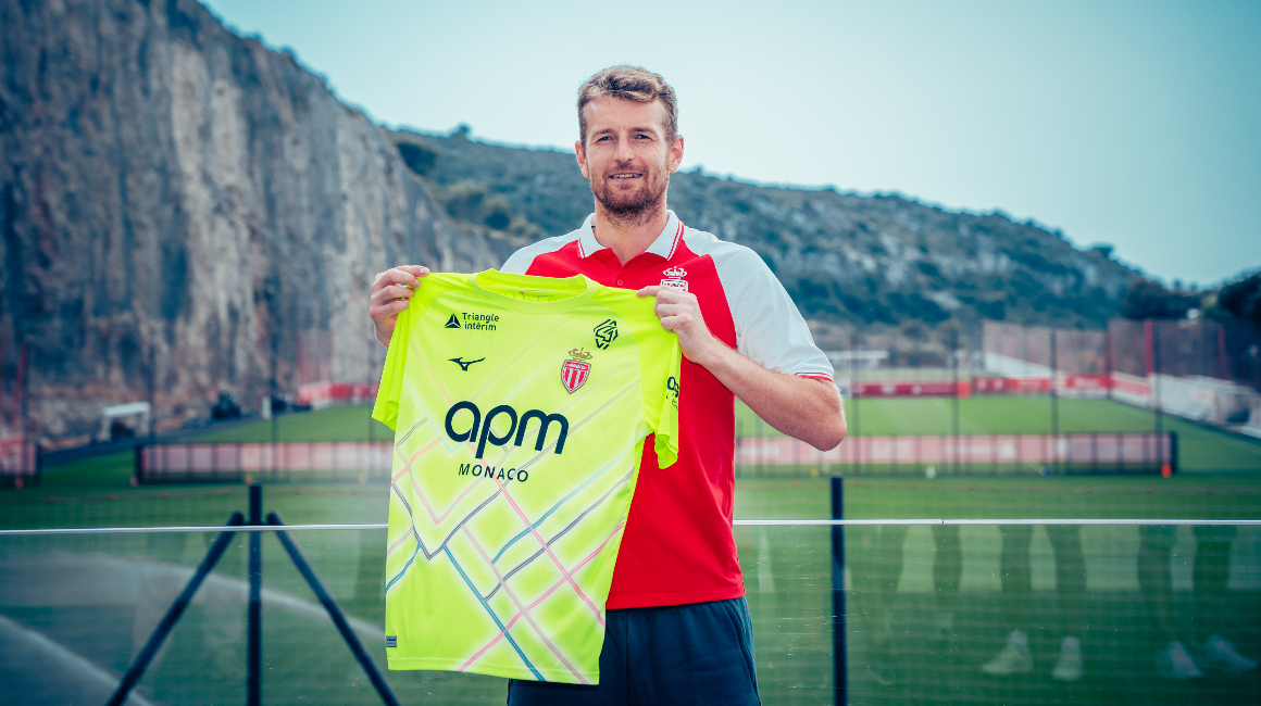 Lukas Hreadecky med sin nye AS Monaco-trøje.