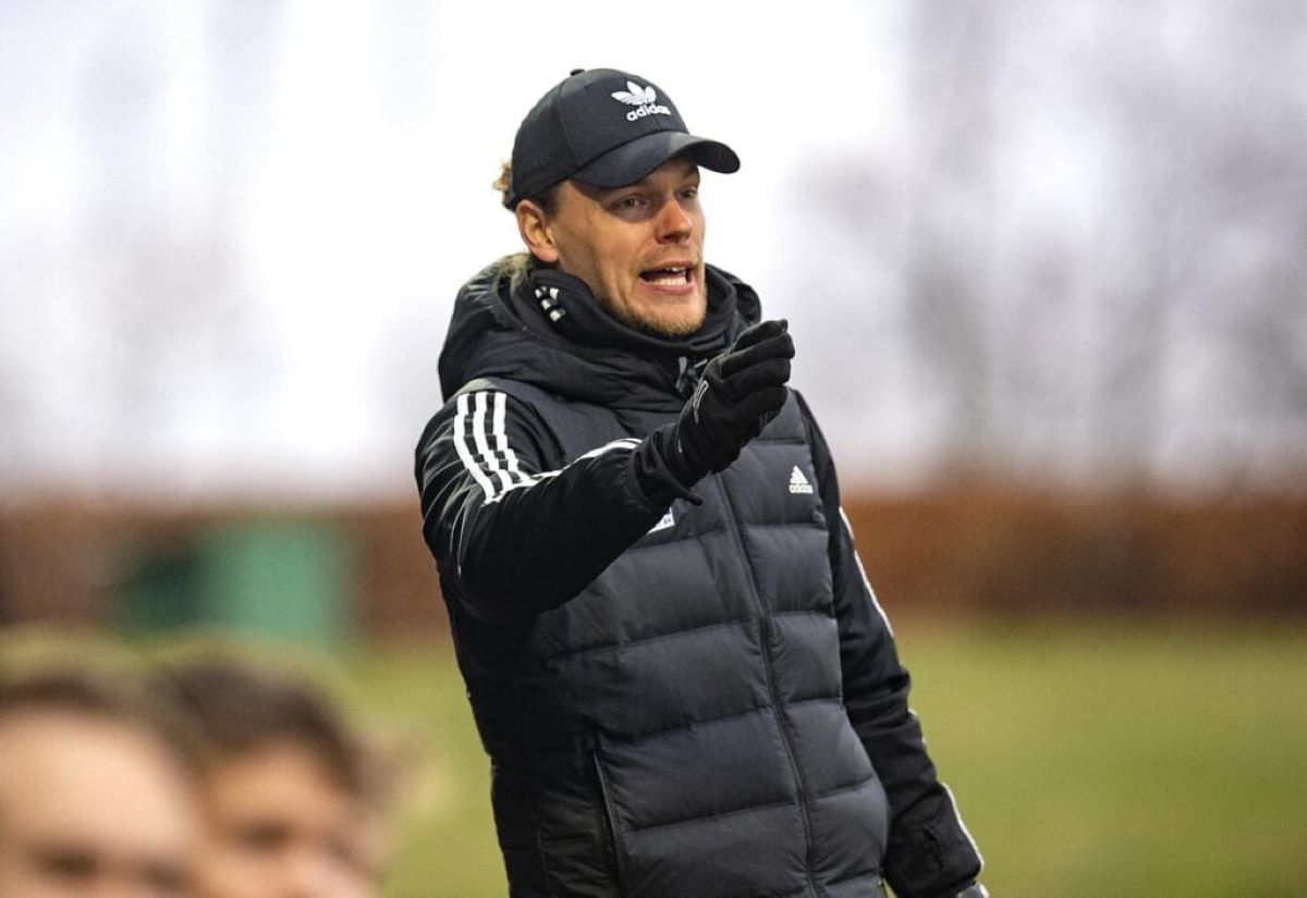 MDas Christensen iført en kasket dirigerer i Lyngby.