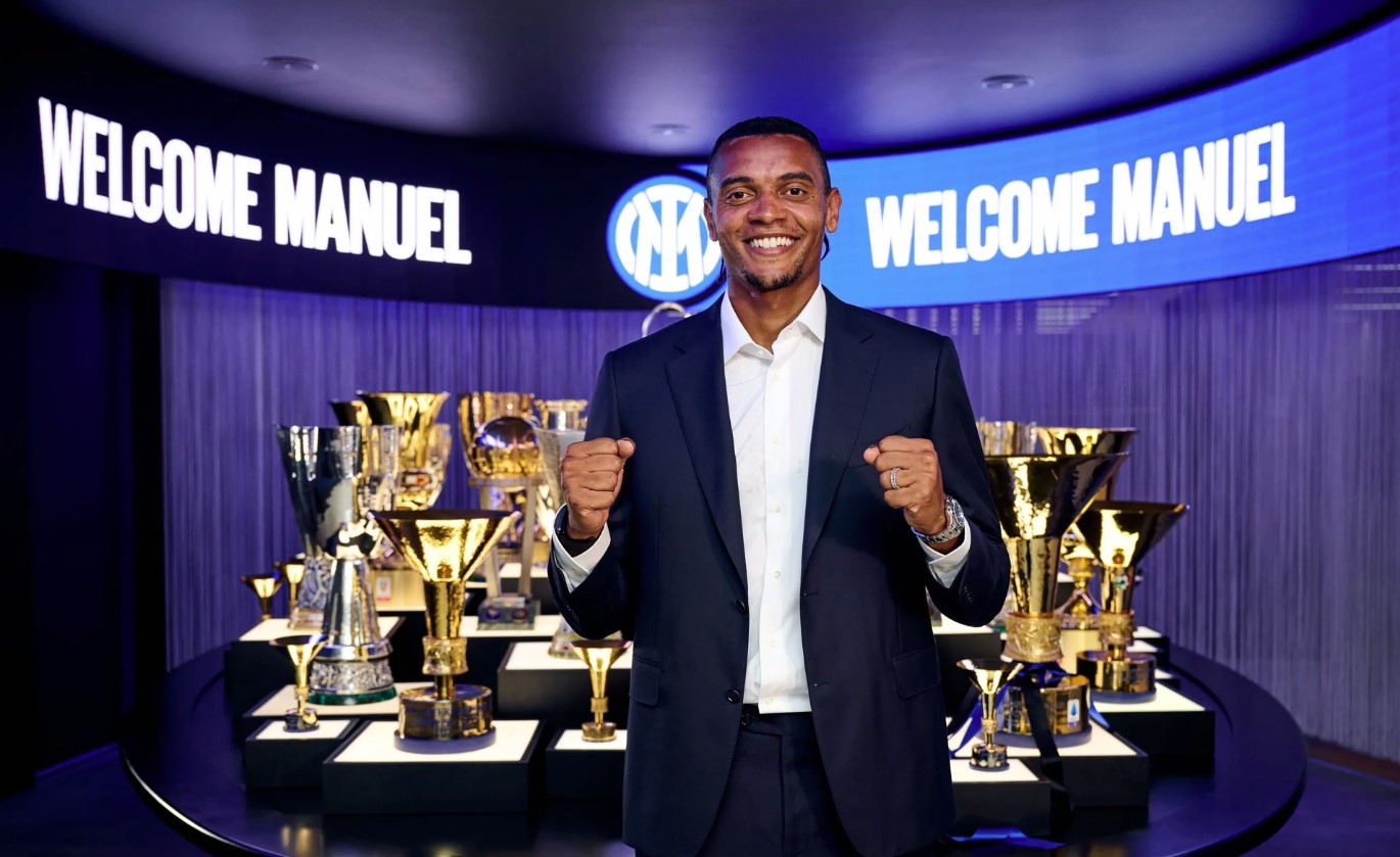 Manuel Akanji med to knyttede hænder foran en masse trofæer i italienske Inter.