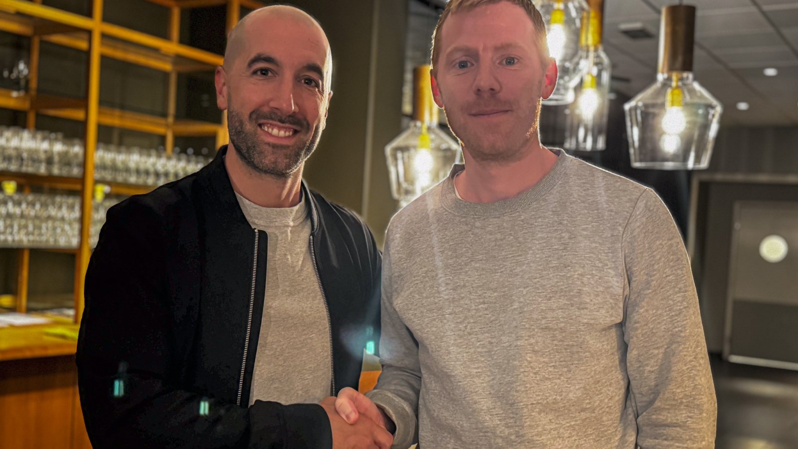 Martin Foyston giver hånd til en chef i norske Sarpsborg.