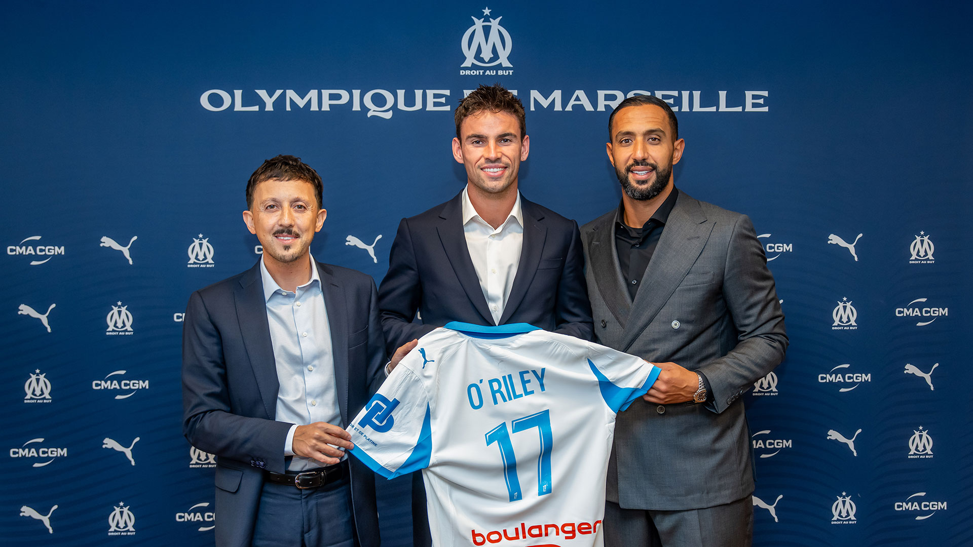 Matt O'Riley med sin Marseille-trøje med nummer 17 ved sin præsentation.