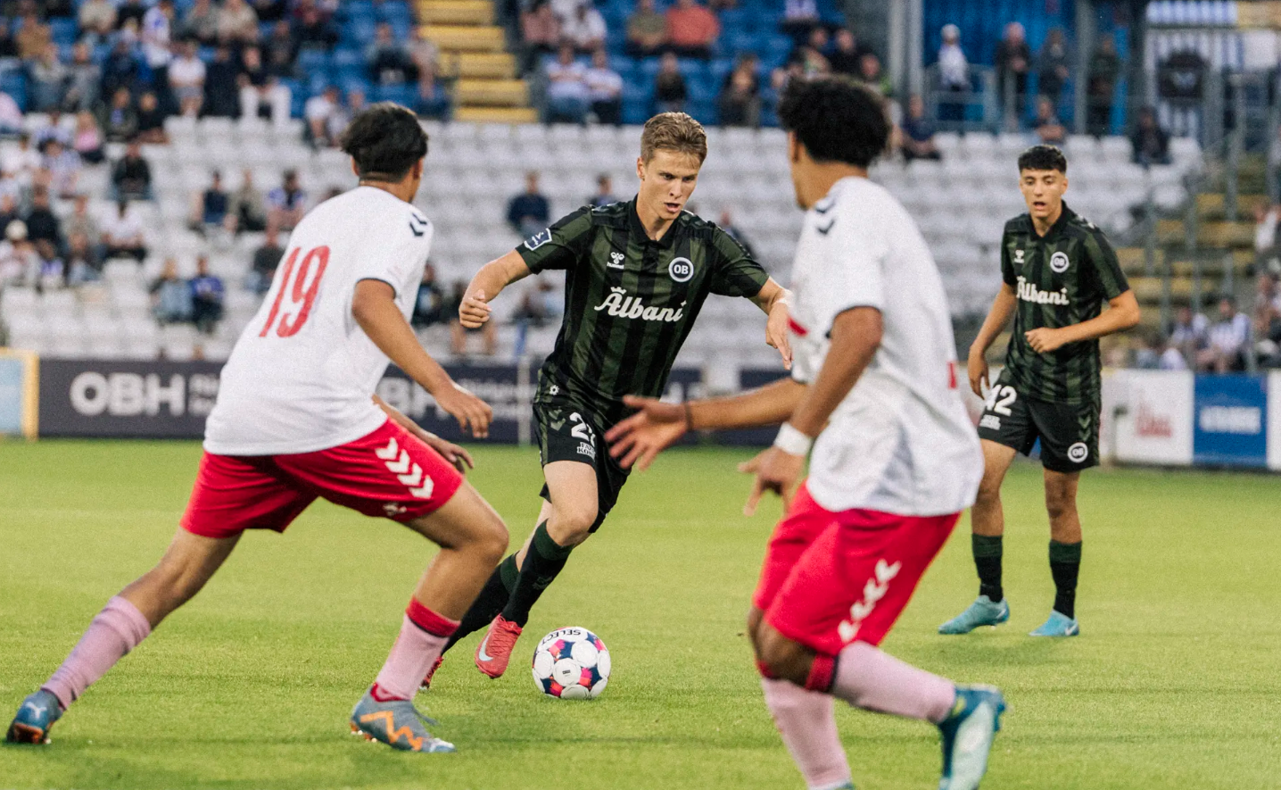 Nikolaj Juul-Sandberg dribler med bolden