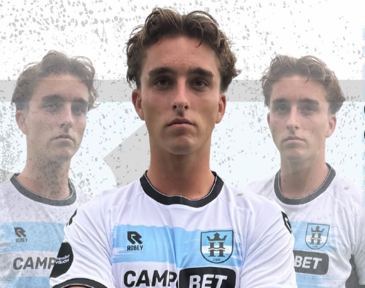 Noah Jakobsen poserer som ny spiller i FC Helsingør.