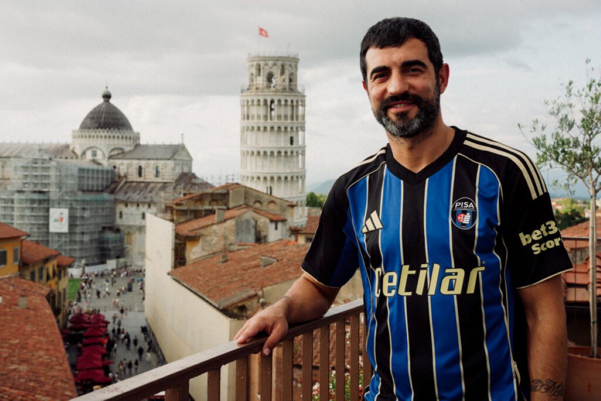 Raul Albiol præsenteres i Pisa med det skæve tårn i baggrunden.