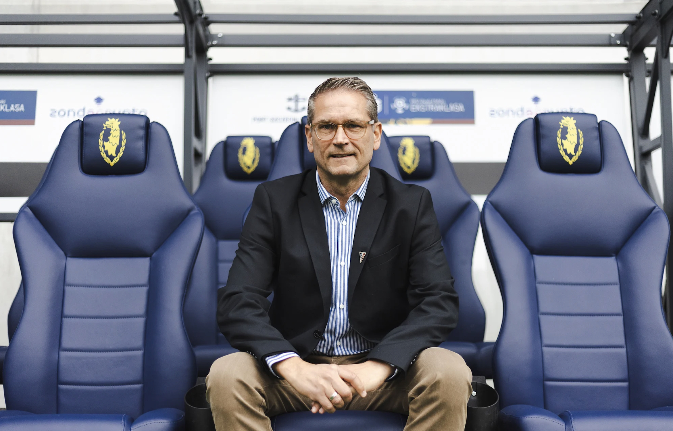 Thomas Thomasberg sidder på bænken i polske Pogon Szczecin.