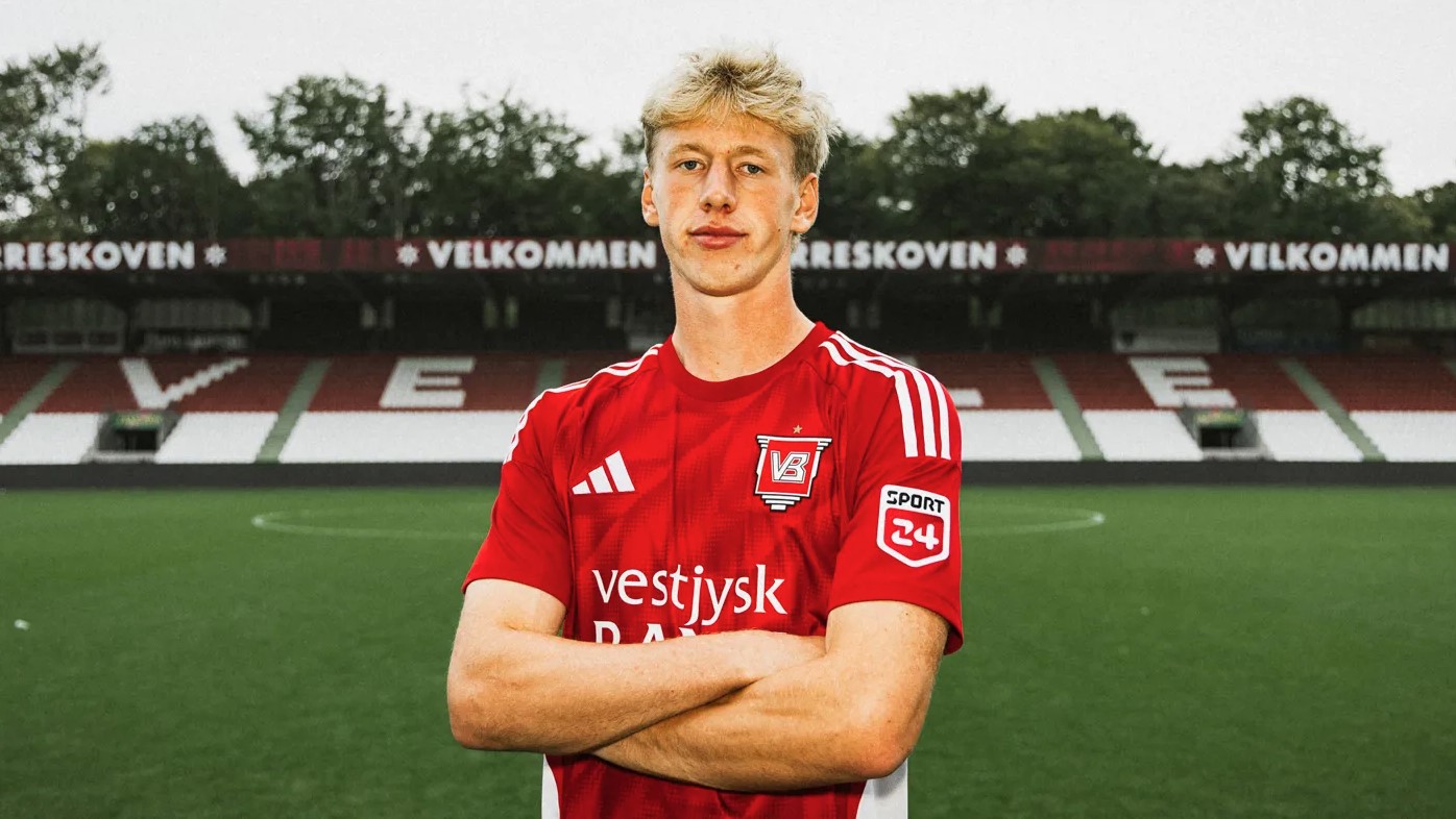 Tobias Bach iklædt en Vejle-trøje med armene over kors.