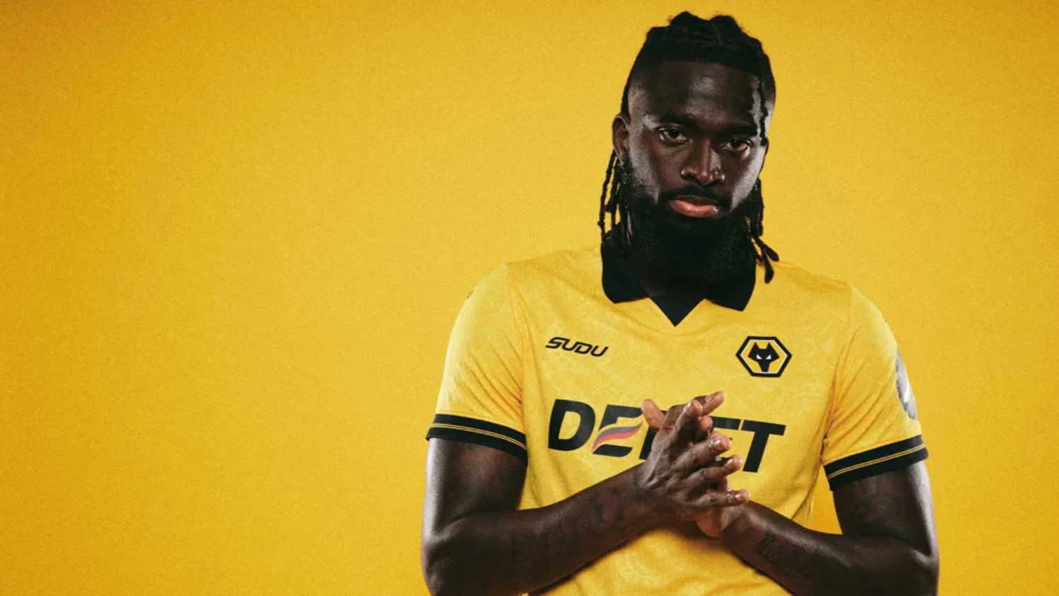 Tolu Arokodare poserer i Wolves-trøjen