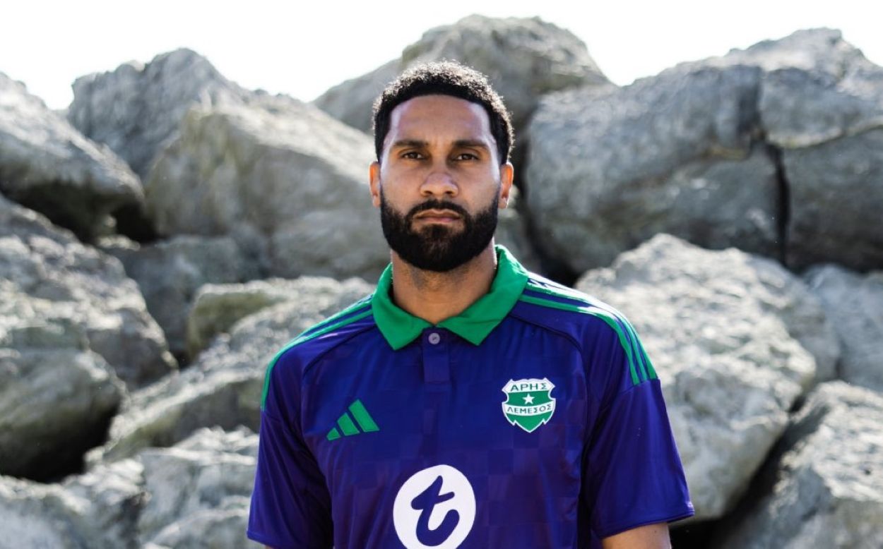 Engelske Wes Foderingham præsenteres i cypriotiske Aris Limassol med klipper i baggrunden.