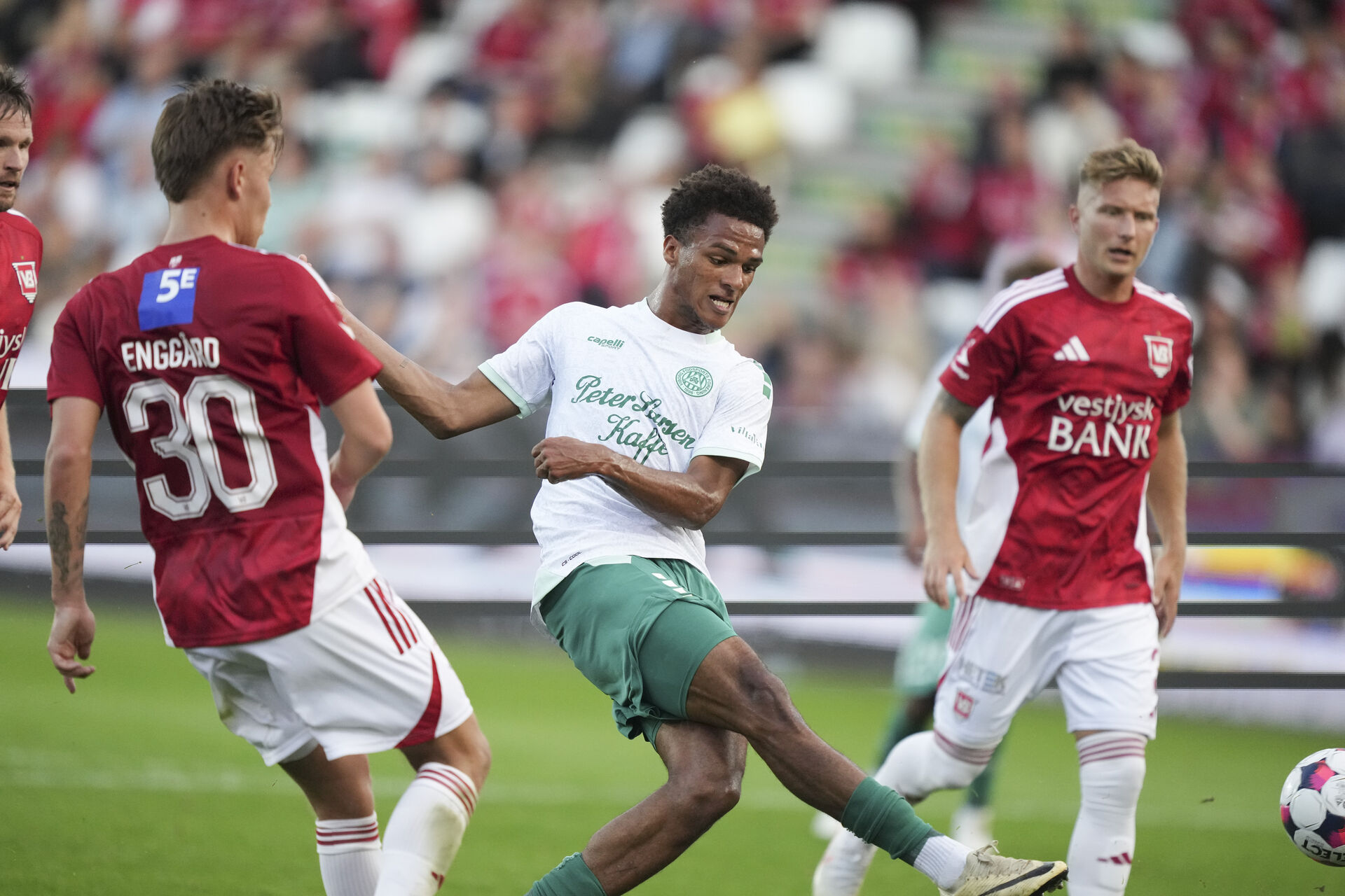 Charly Nouck i aktion mod Vejle Boldklub.