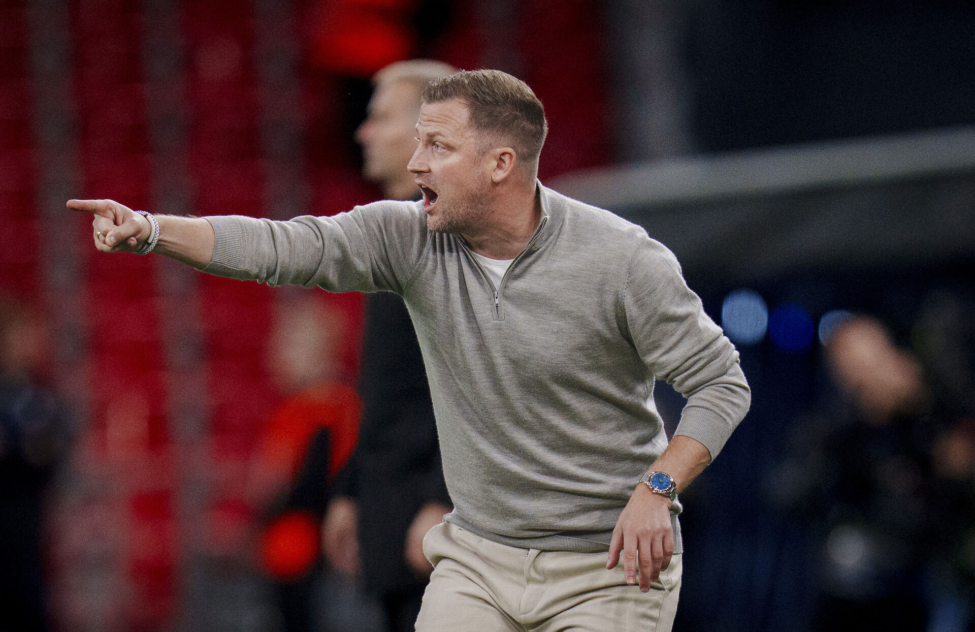 Jacob Neestrup peger ind mod sine spillere på banen.