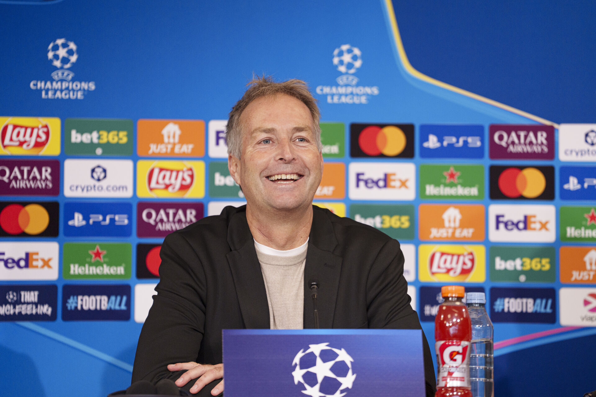 Hjulmand og en spiller fra Bayer Leverkusen møder pressen