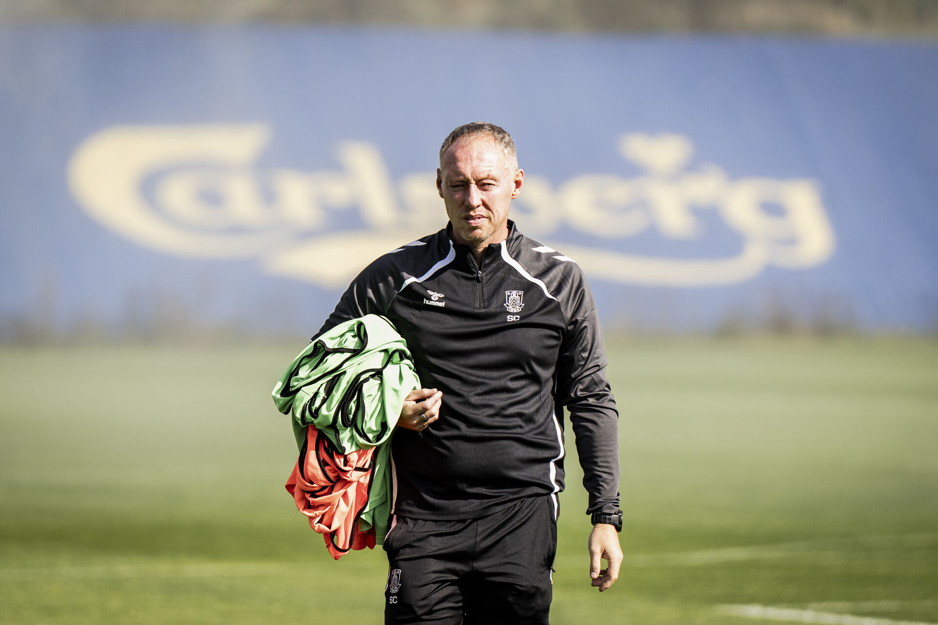 Steve Cooper bærer trøjer på træningsbanen i Brøndby.