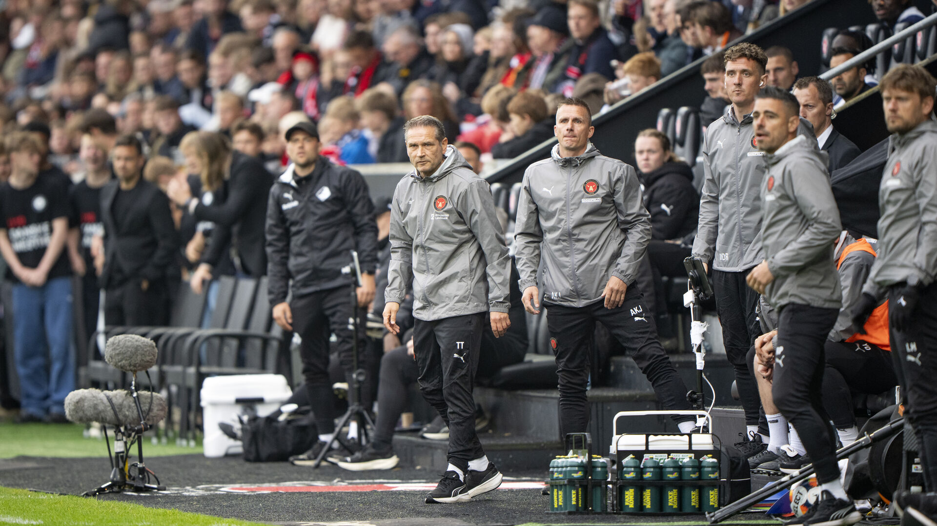 Thomas Thomasberg med Morten Duncan og Allan K. Jepsen på sidelinjen i FC Midtjylland.