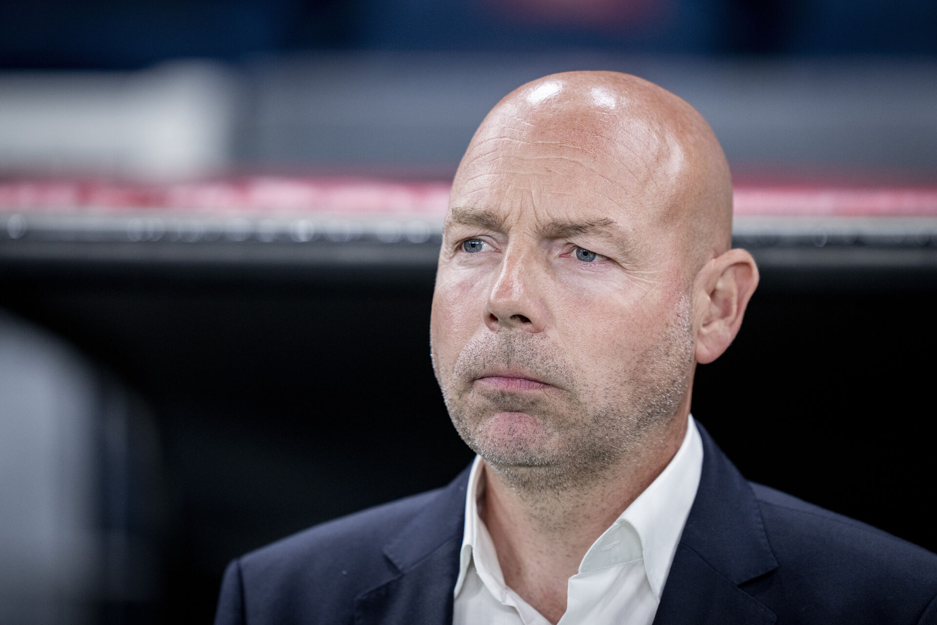 Brian Riemer kigger ud i luften.