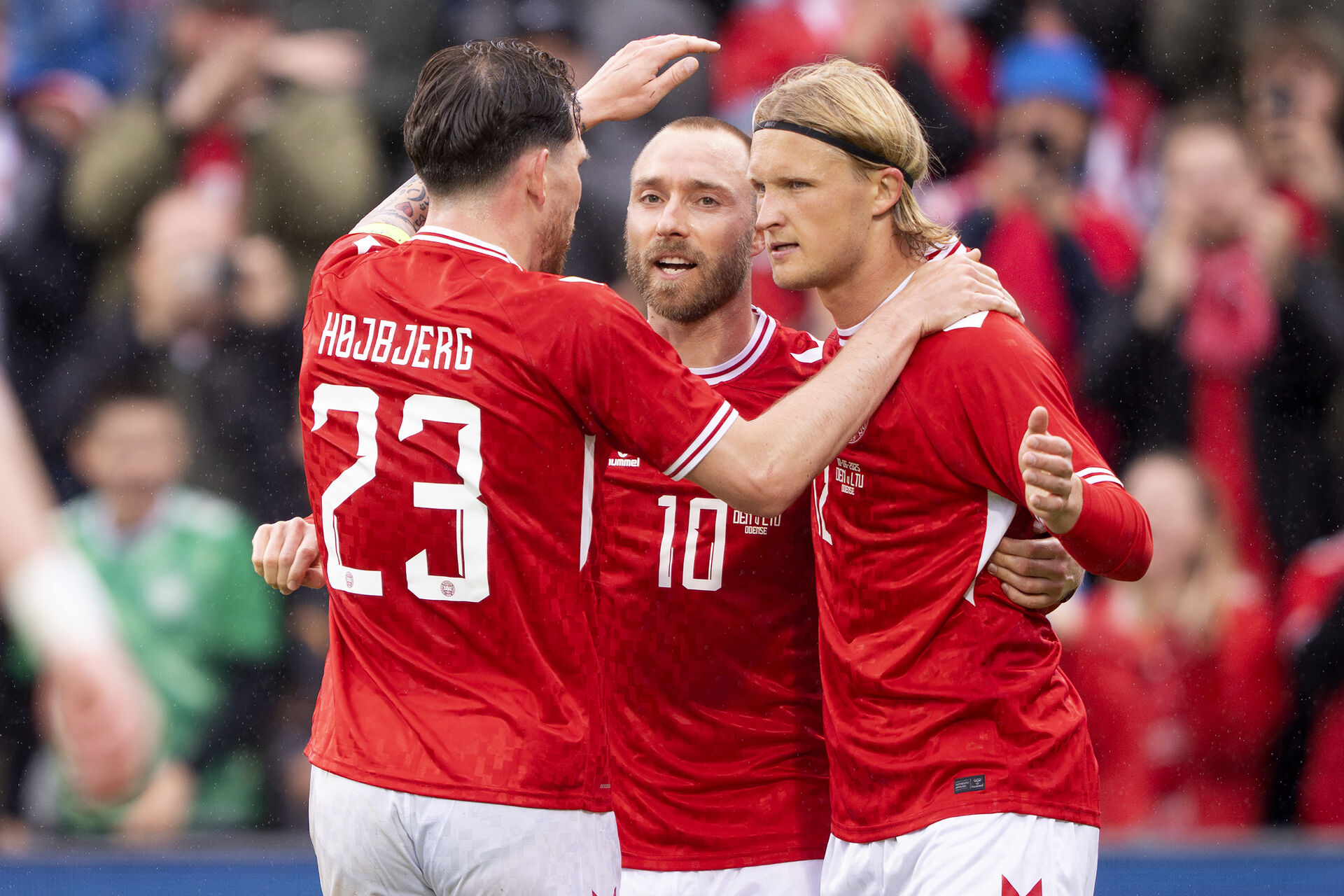 Kasper Dolberg jubler med sine holdkammerater på landsholdet.