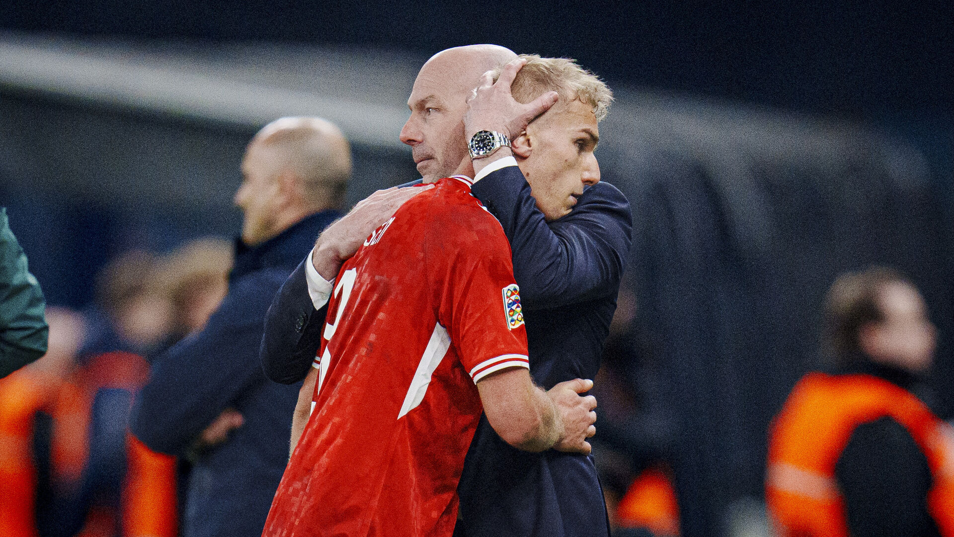 Brian Riemer omfavner Gustav Isaksen