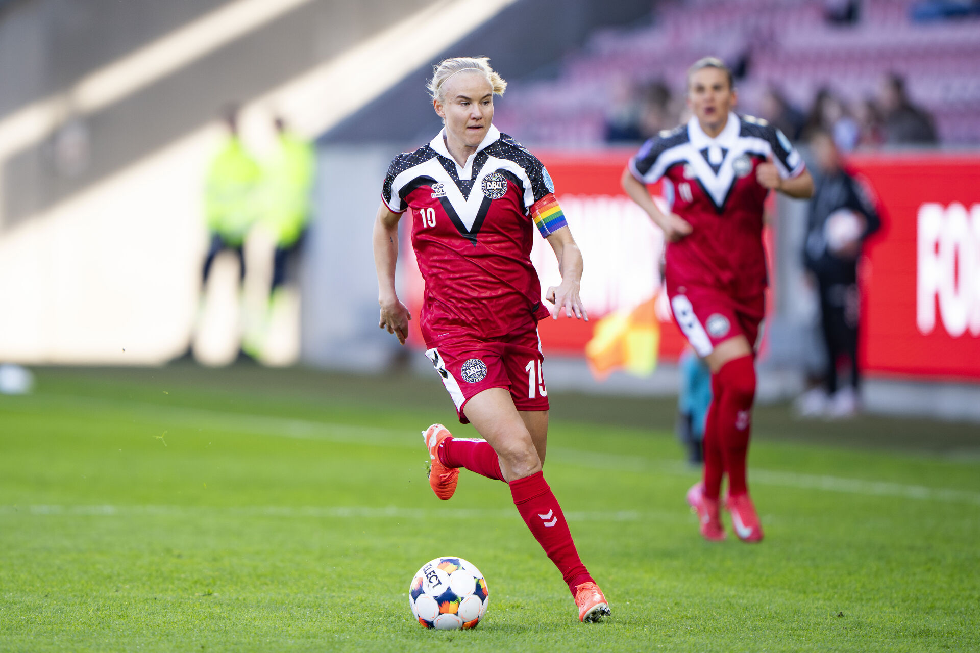 Pernille Harder i aktion med bolden for det danske landshold.