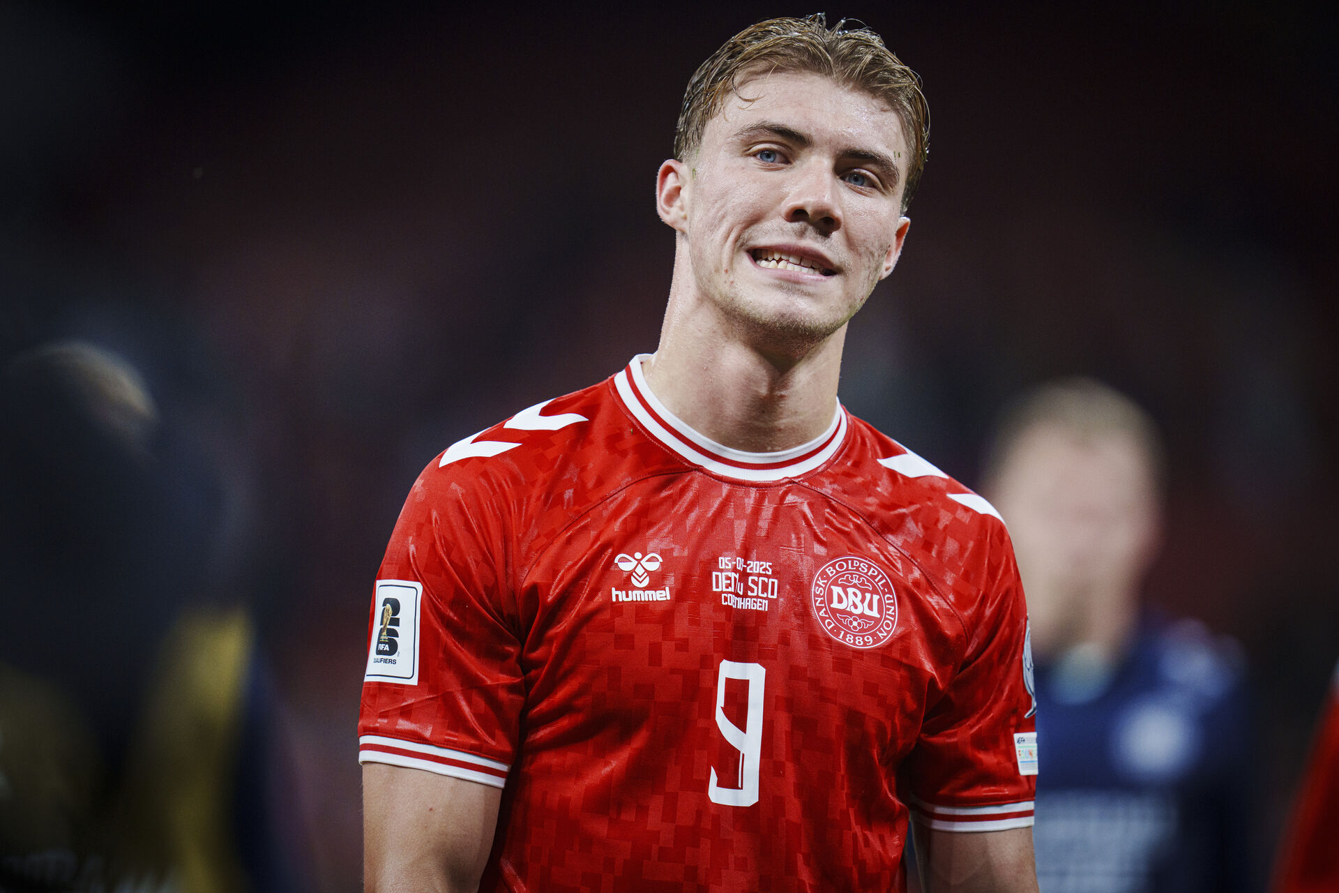 Rasmus Højlund i aktion for Danmark i Parken mod Skotland