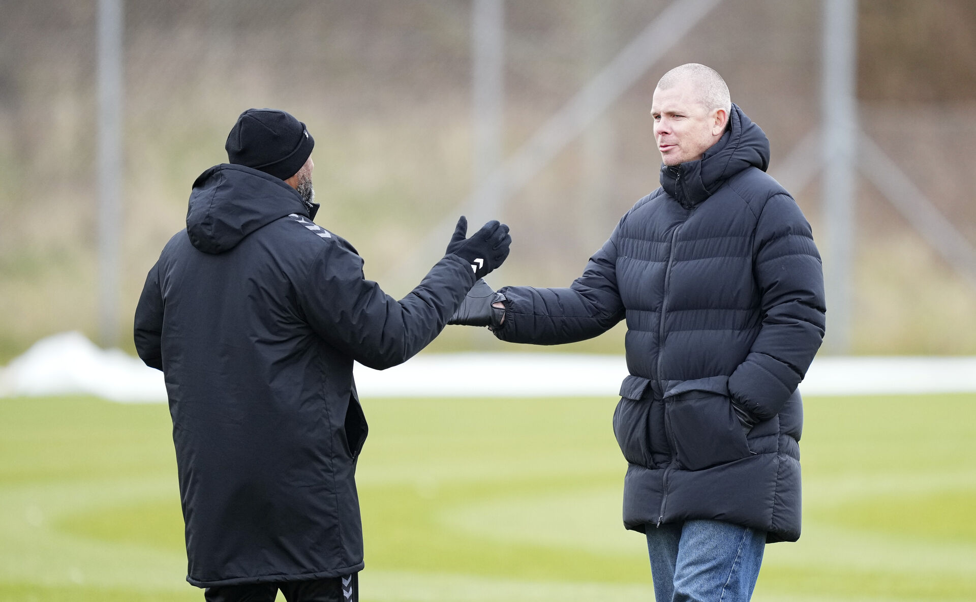 Esben Hansen hilser på David Nielsen.