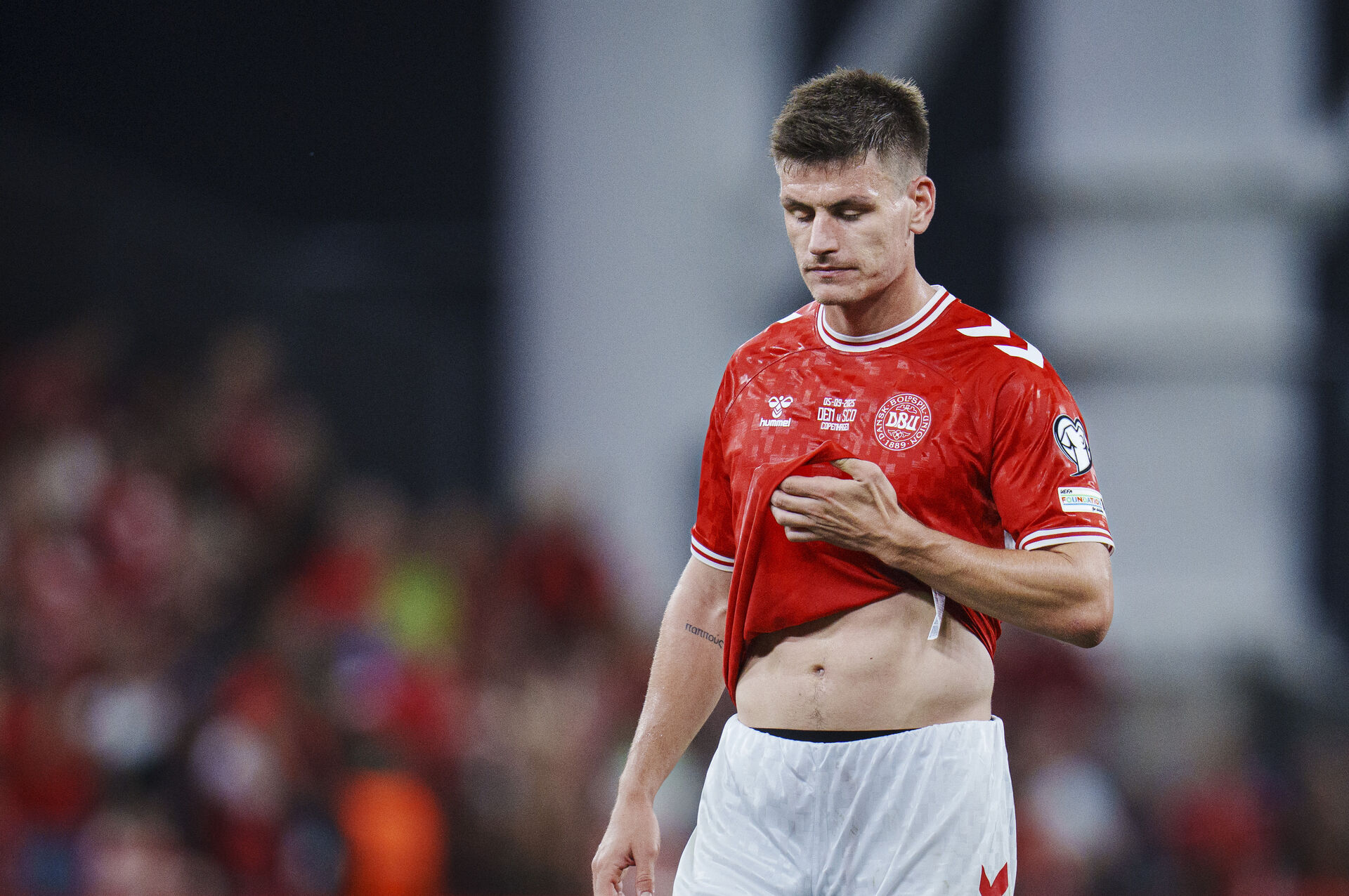 Joakim Mæhle i VM-kvalkampen mod Skotland.