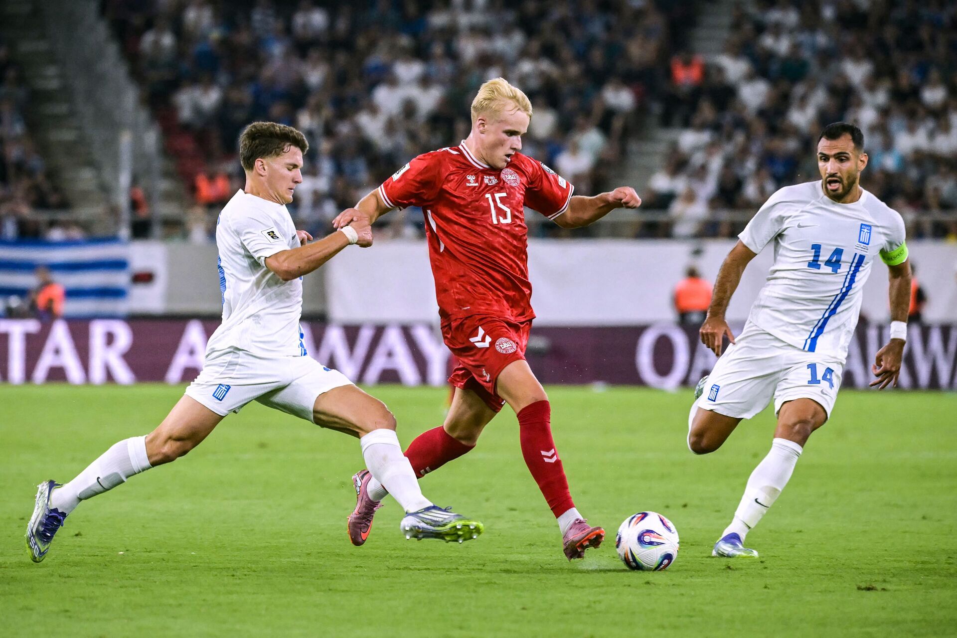 Victor Froholdt dribler mod Grækenland.