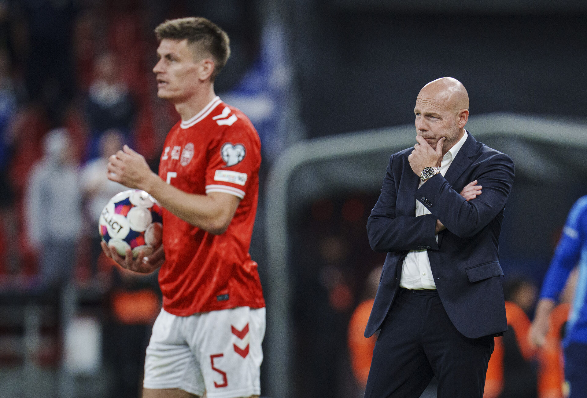 Den danske landstræner Brian Rimer tager sig til hagen i landskamp mod Skotland.