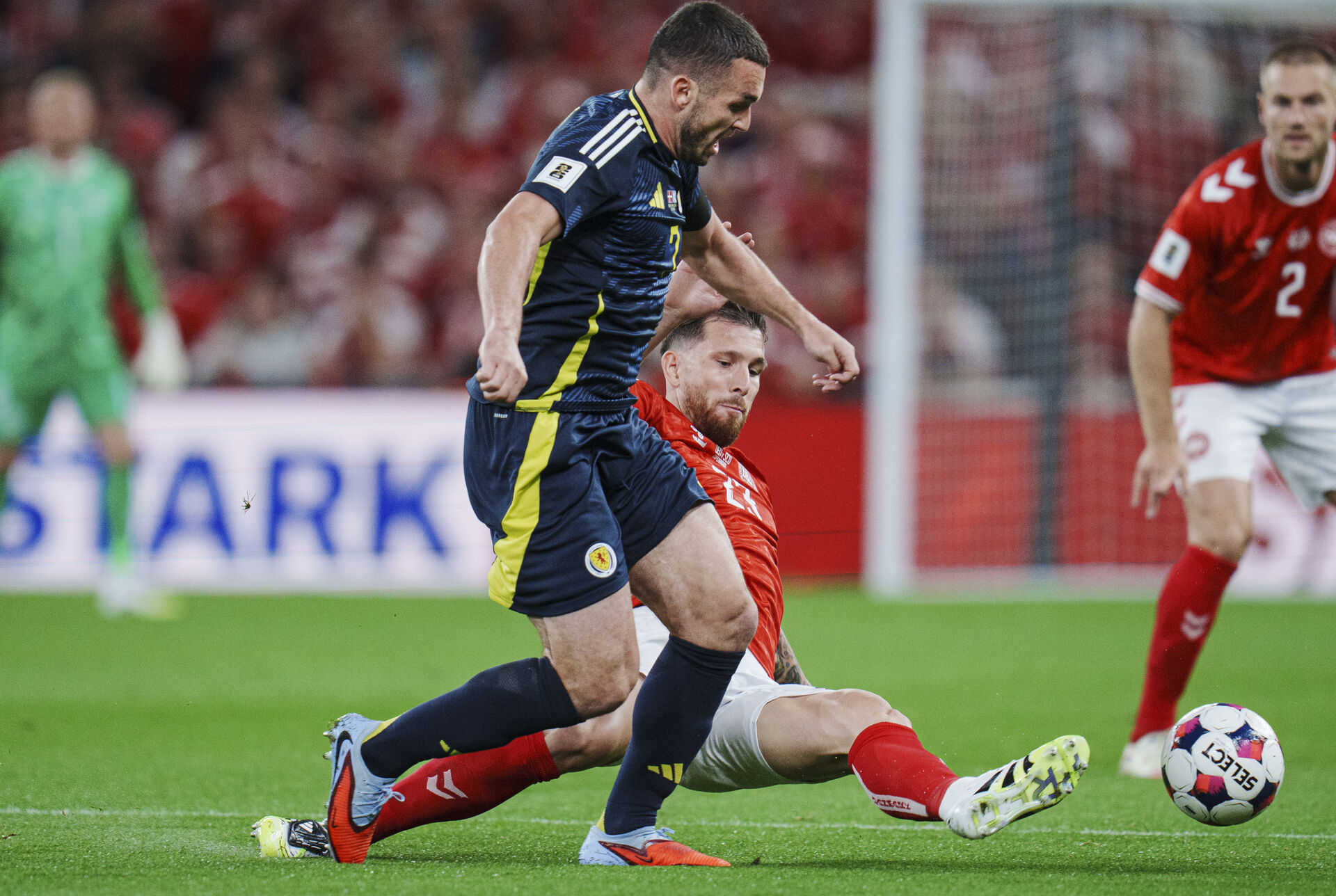Pierre-Emile Højbjerg saver John McGinn over