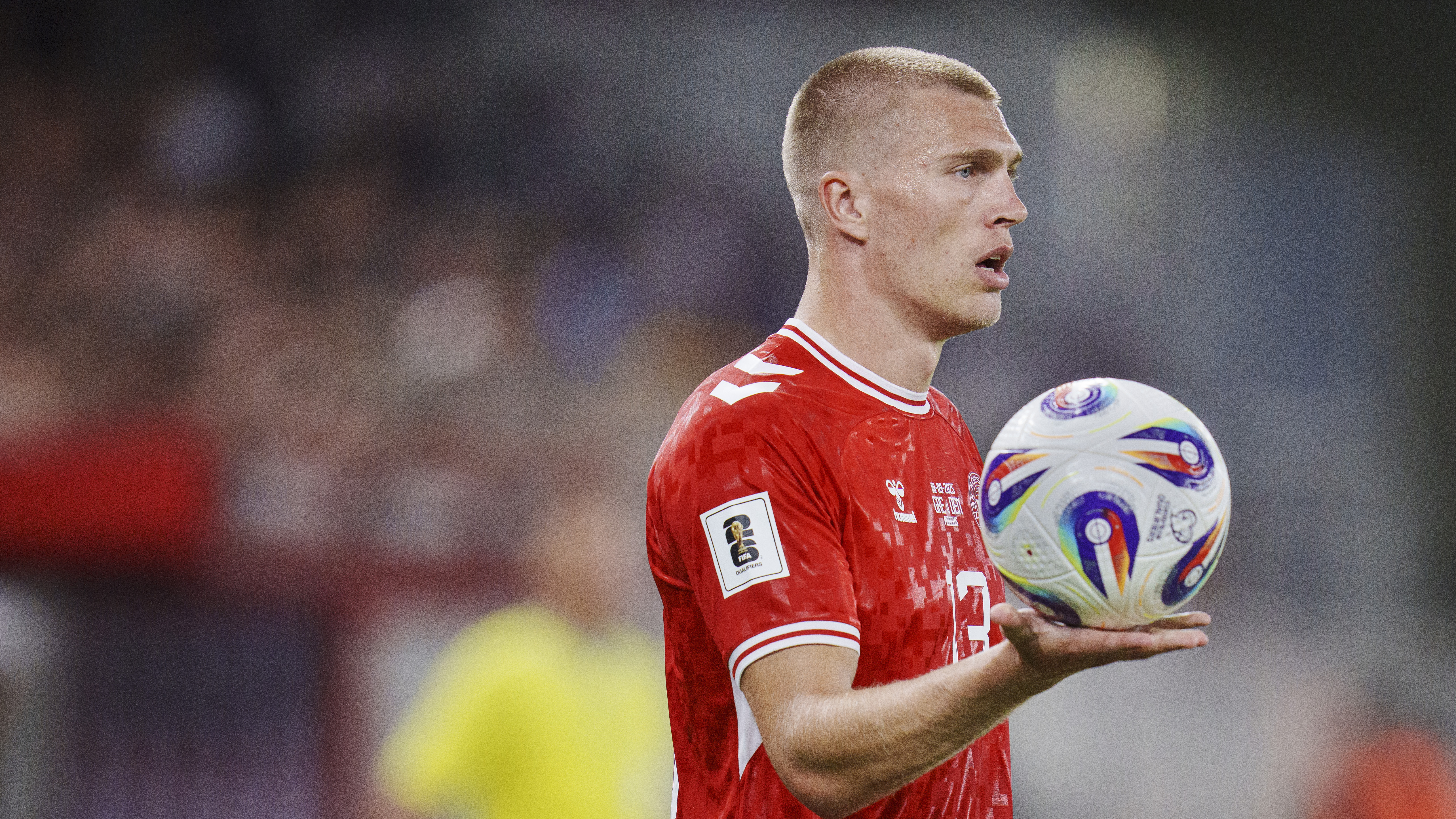 Rasmus Nissen Kristensen holder en fodbold