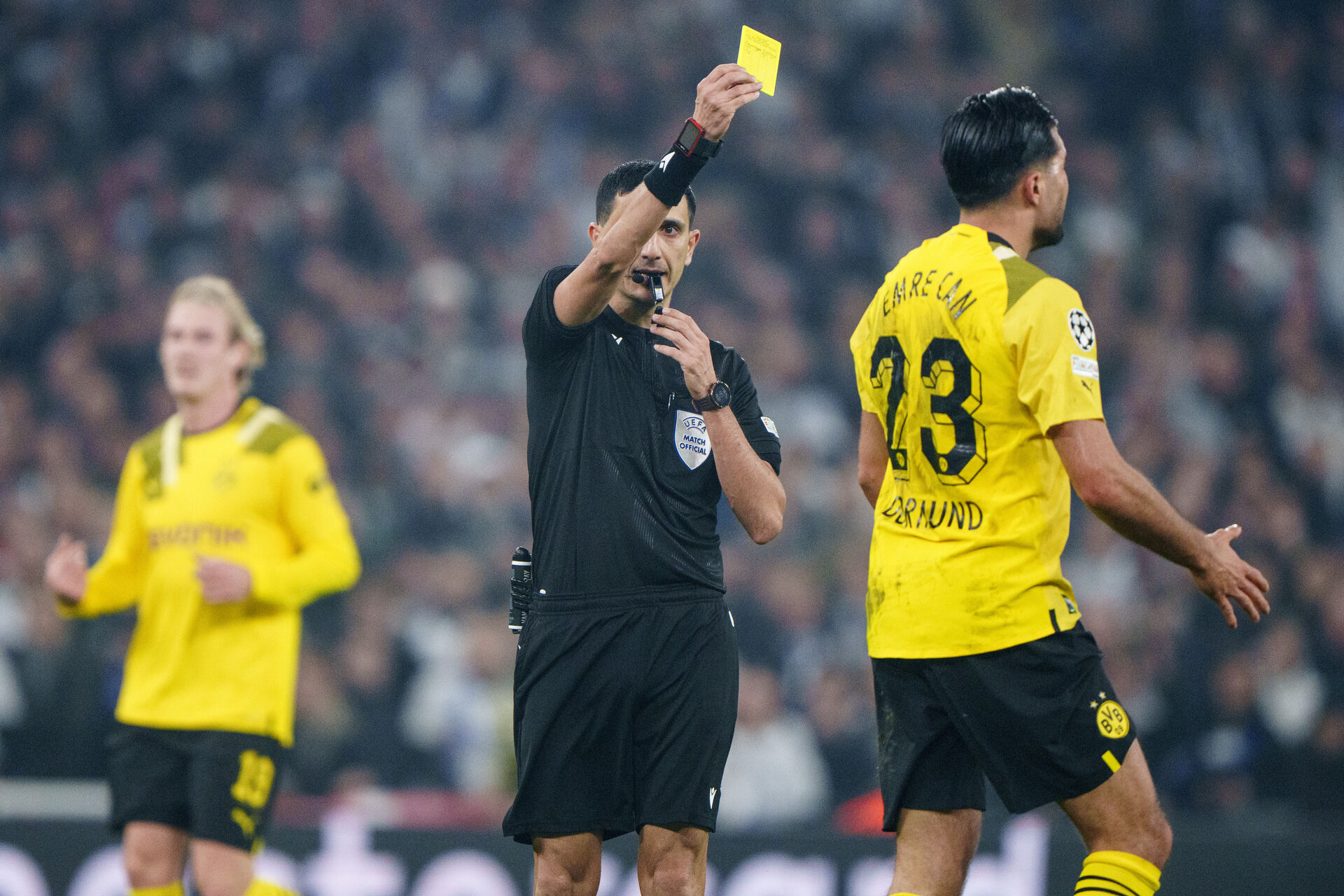 Aliyar Agayev giver gult kort til Emre Can i Dortmunds kamp mod F.C. København.