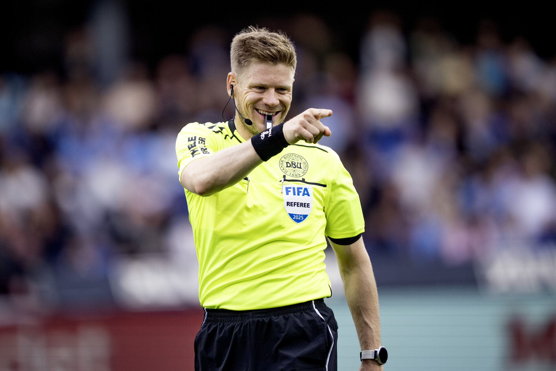 Jakob Sundberg smiler og peger i kamp.
