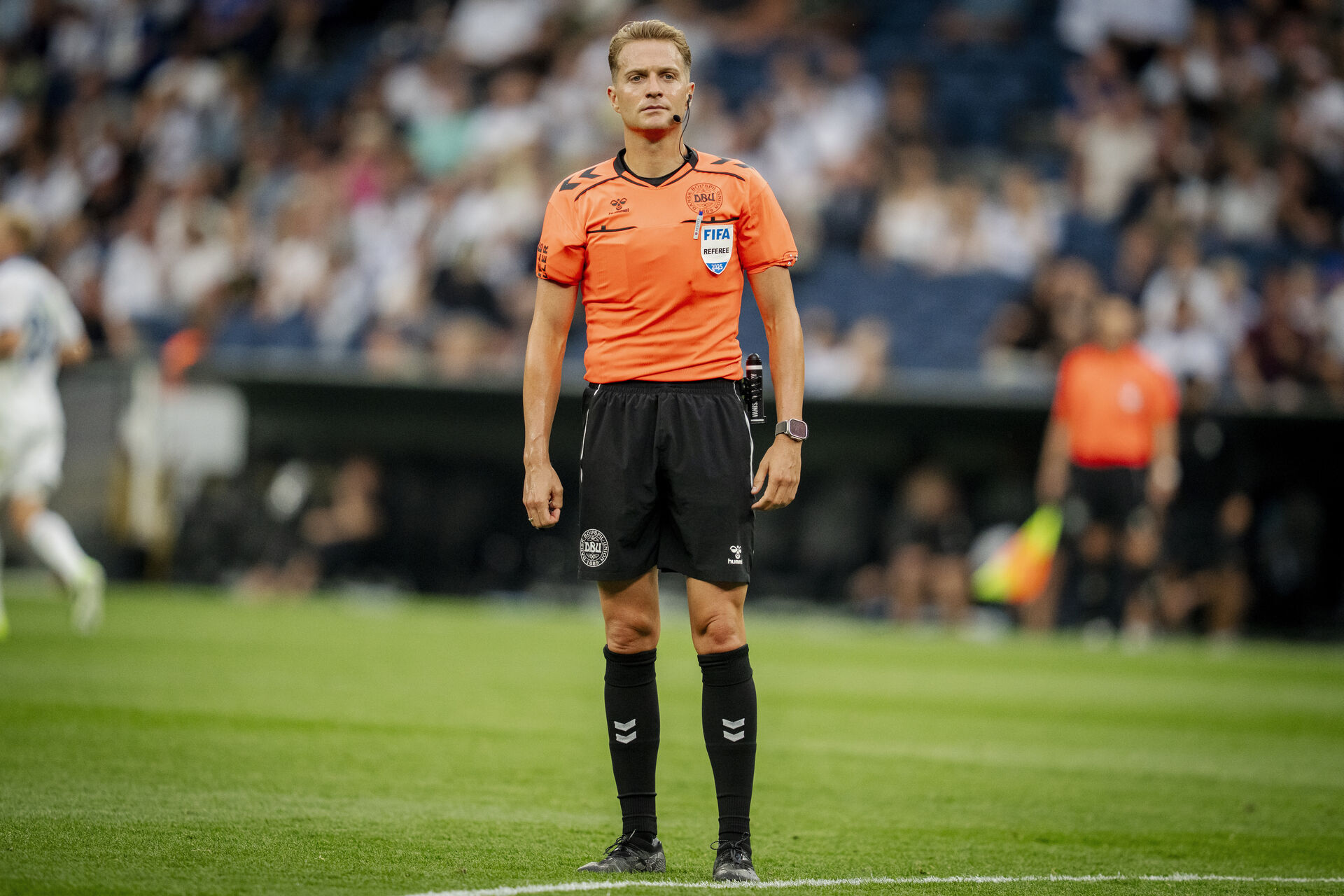 Mikkel Redder dømmer en kamp i Superligaen.