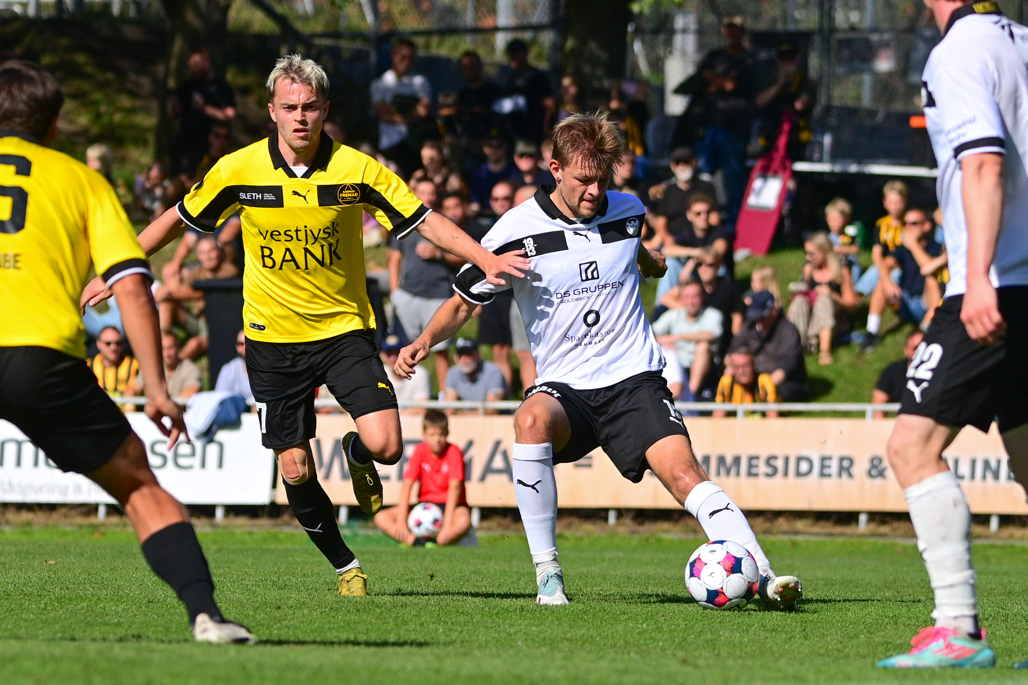 Mathias Kubel dækker en Hobro-spiller op.