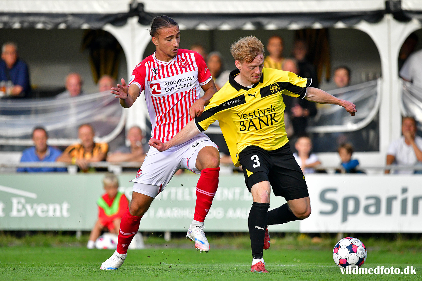 Martin Agnarsson i kamp for Aarhus Fremad mod AaB.