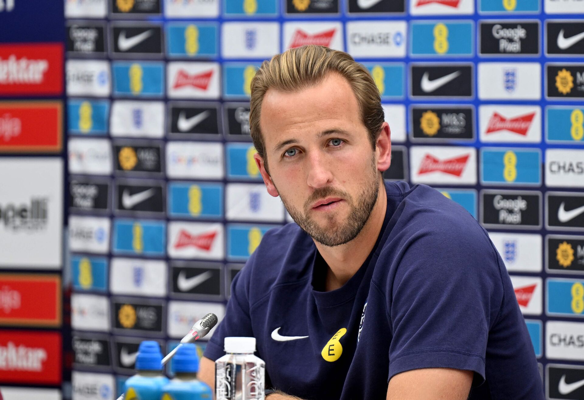 Harry Kane på et pressemøde inden Englands kamp mod Serbien.