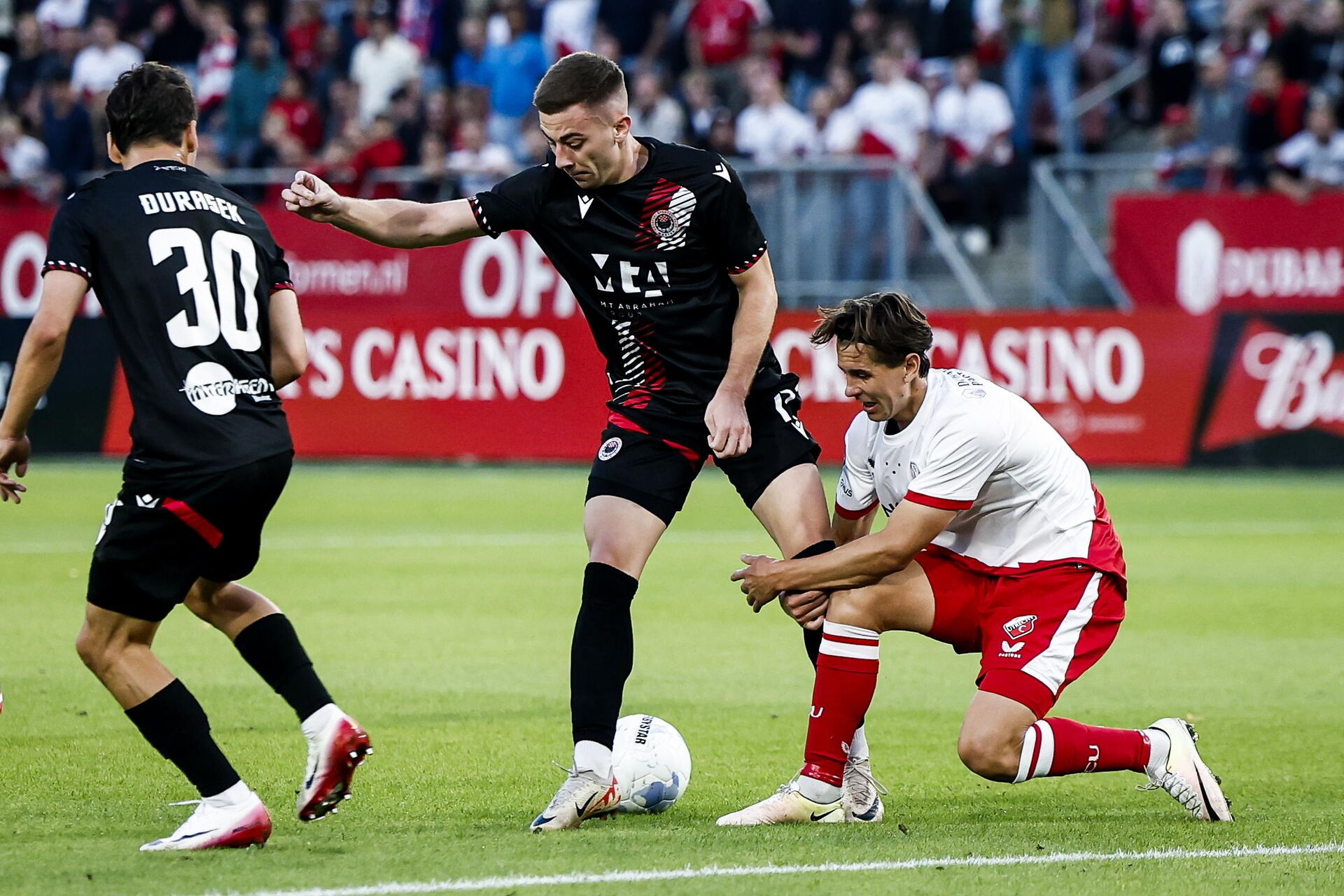 Victor Jensen i aktion for FC Utrecht.