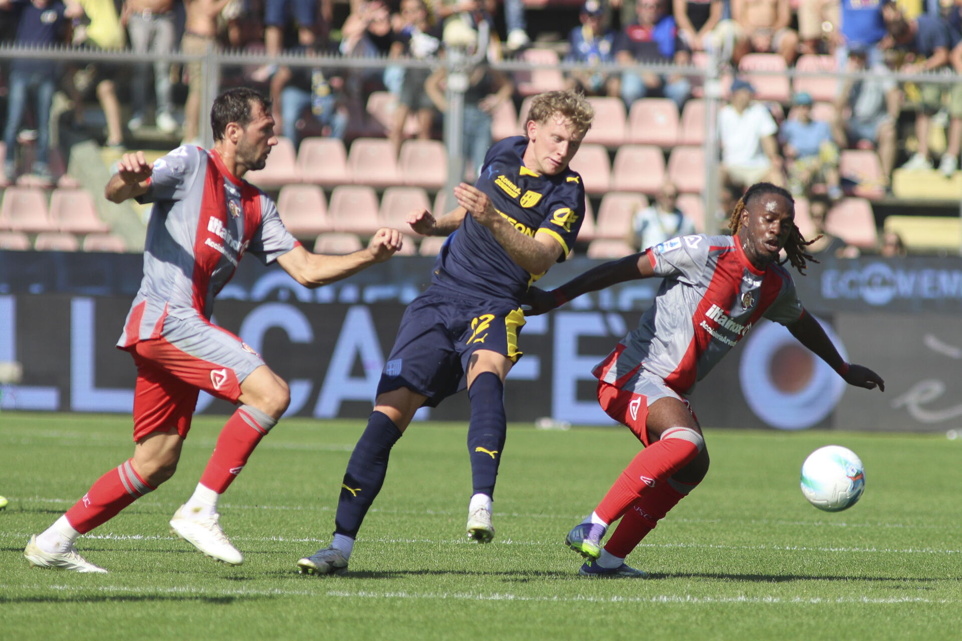 Oliver Sørensen kigger på bolden mod Cremonese.