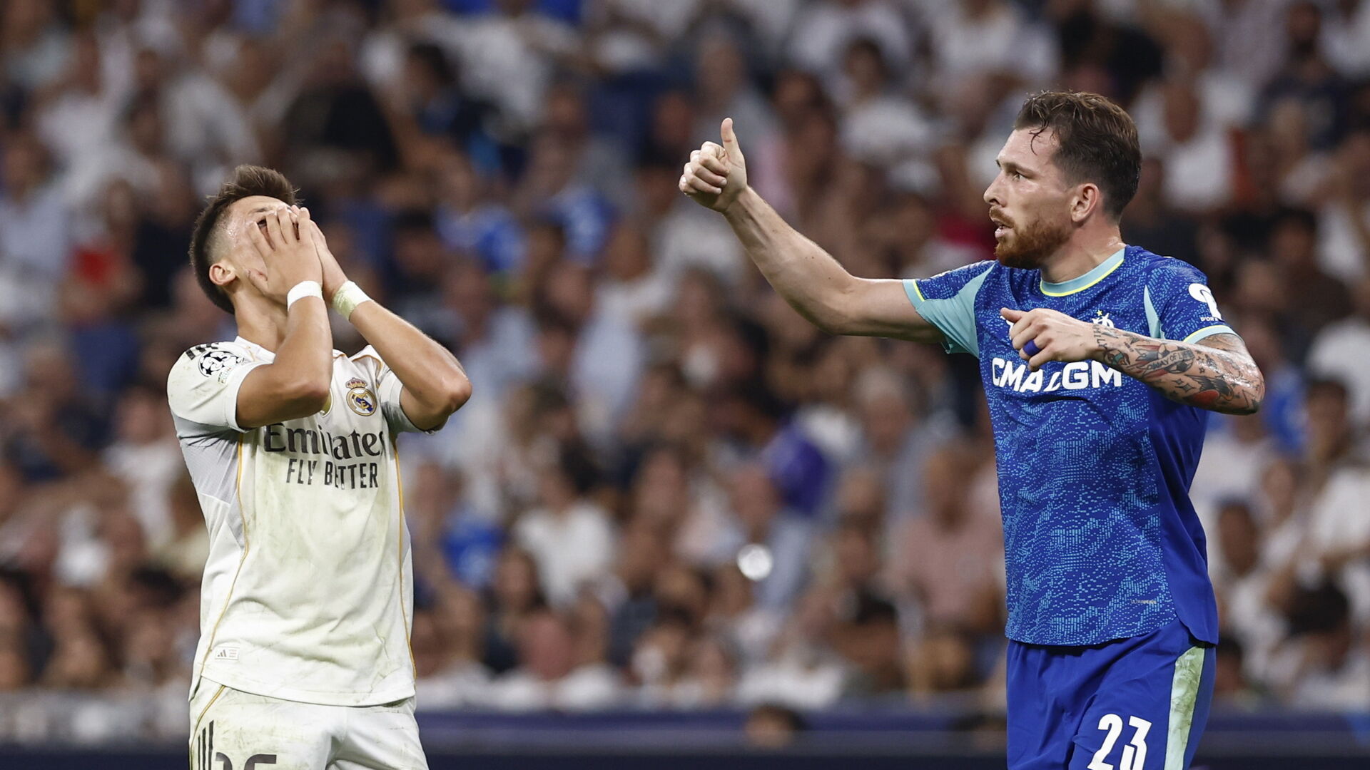 Pierre Emile Højbjerg stikker en tommelfinger i vejret under Champions League-opgør