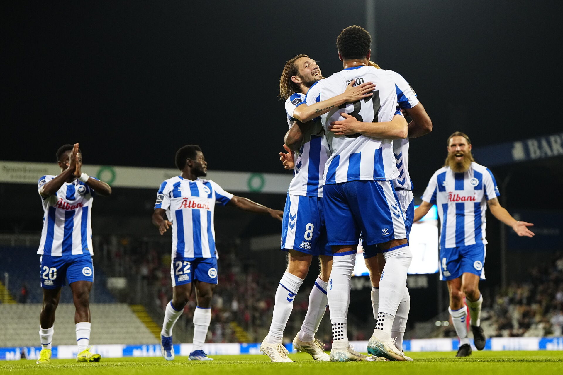 Jay-Roy Grot og reste4n af OB-spillerne fejrer et mål mod FC Fredericia.