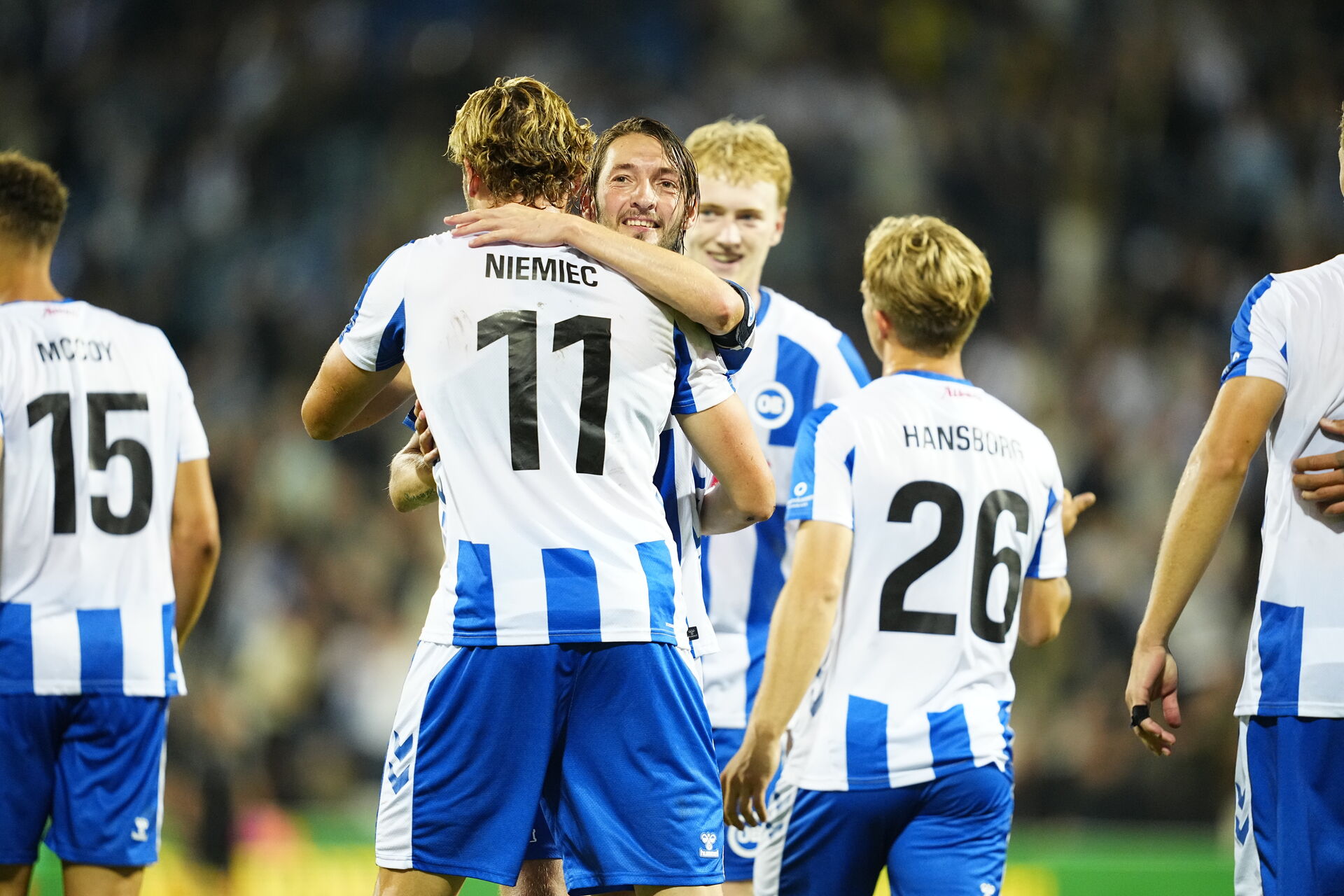 Rasmus Falk fejrer en scoring med Jona Niemic.