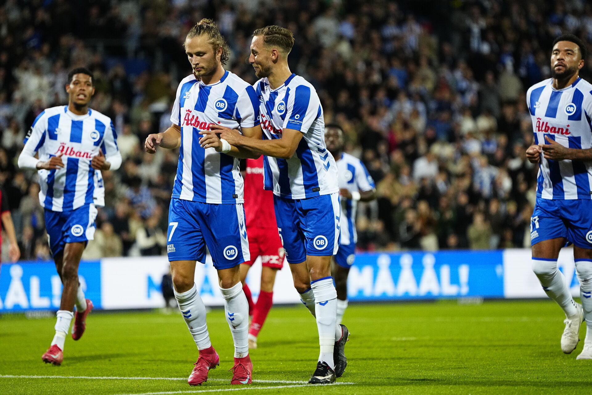 Jan-Fiete Arp fejrer en scoring for OB mod FC Fredericia.