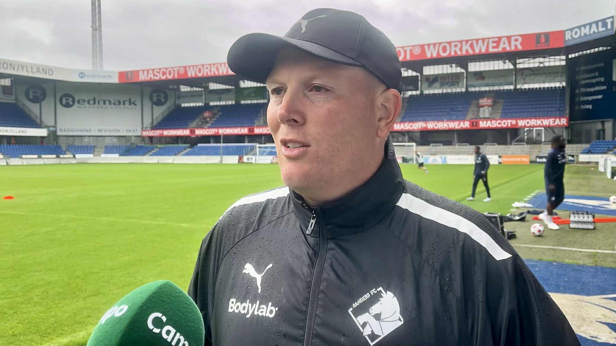 Cheftræner i Randers FC, Rasmus Bertelsen, bliver interviewet efter træning på Cepheus Park.