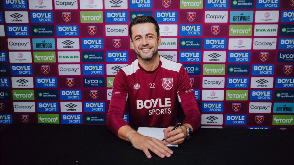 Lukasz Fabianski skriver under med West Ham.