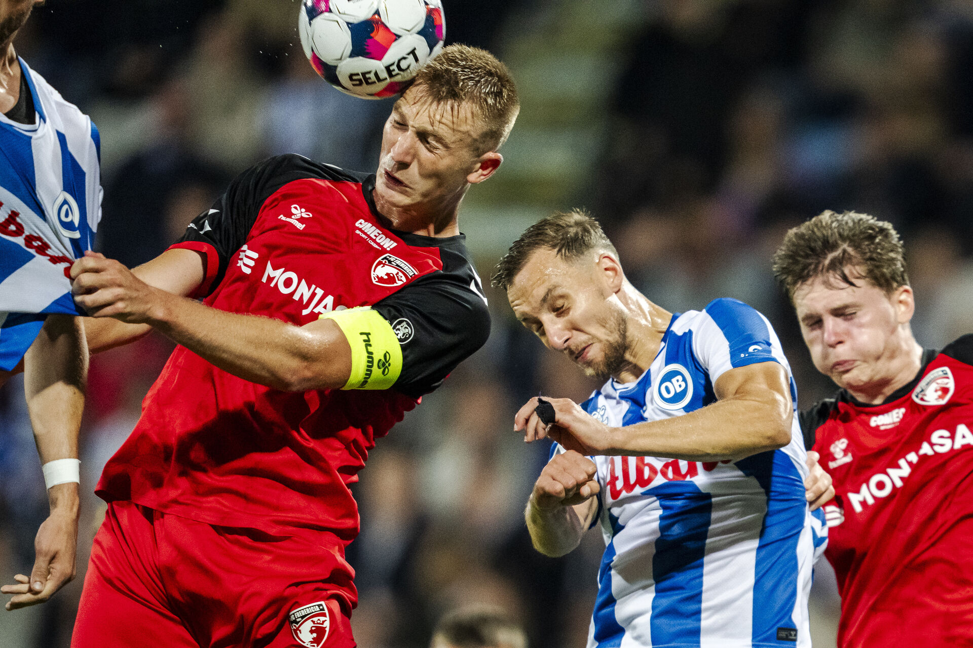 Frederik Rieper i en hovedstødsduel mod OB.