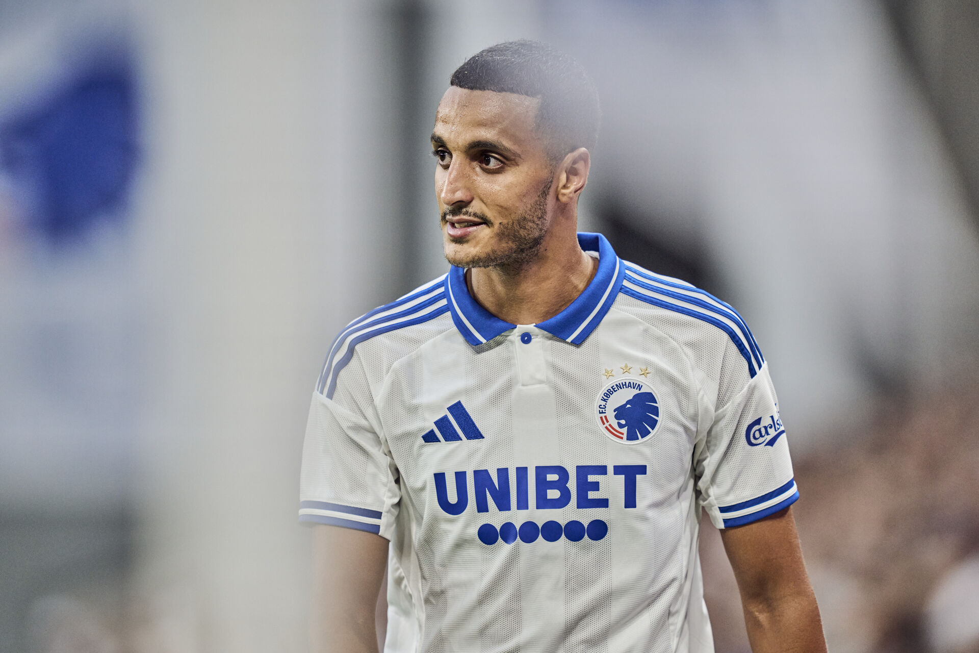 Elias Achouri kigger til sin højre.